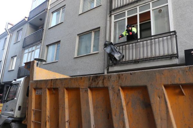 Mahkeme kararıyla boşaltılan apartman dairesinden 40 ton çöp çıktı Mahkeme kararıyla boşaltılan apartman dairesinden 40 ton çöp çıktı