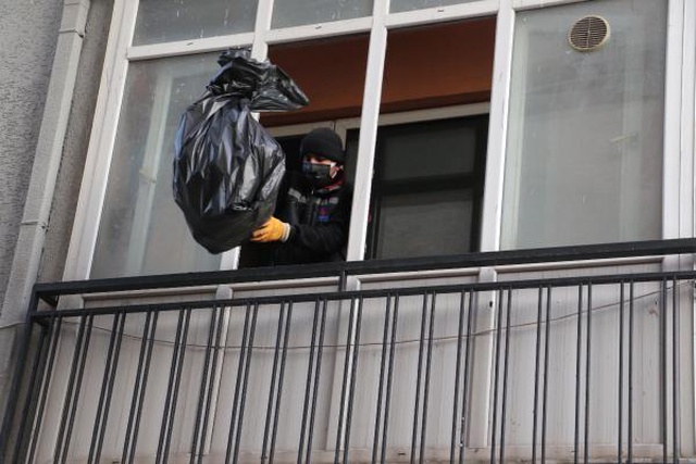 Mahkeme kararıyla boşaltılan apartman dairesinden 40 ton çöp çıktı Mahkeme kararıyla boşaltılan apartman dairesinden 40 ton çöp çıktı