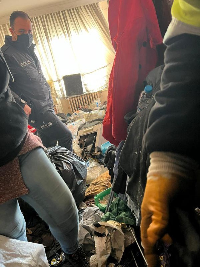 Mahkeme kararıyla boşaltılan apartman dairesinden 40 ton çöp çıktı Mahkeme kararıyla boşaltılan apartman dairesinden 40 ton çöp çıktı
