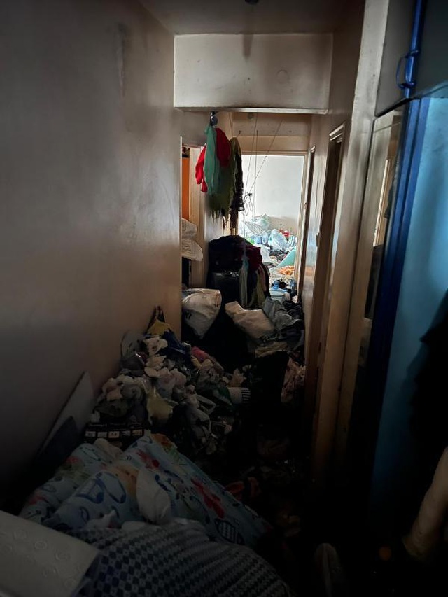 Mahkeme kararıyla boşaltılan apartman dairesinden 40 ton çöp çıktı Mahkeme kararıyla boşaltılan apartman dairesinden 40 ton çöp çıktı