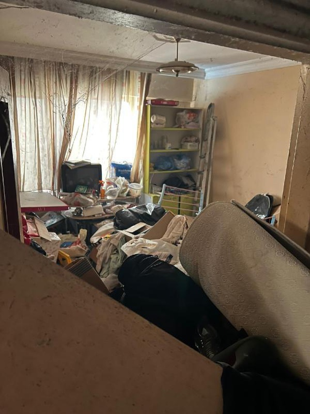 Mahkeme kararıyla boşaltılan apartman dairesinden 40 ton çöp çıktı Mahkeme kararıyla boşaltılan apartman dairesinden 40 ton çöp çıktı