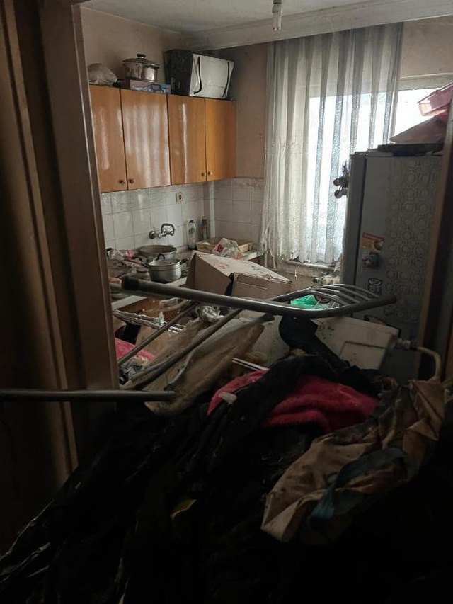 Mahkeme kararıyla boşaltılan apartman dairesinden 40 ton çöp çıktı Mahkeme kararıyla boşaltılan apartman dairesinden 40 ton çöp çıktı