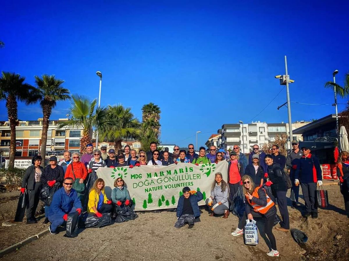 Marmaris\'te çevre gönüllüleri sahil temizliği yaptı