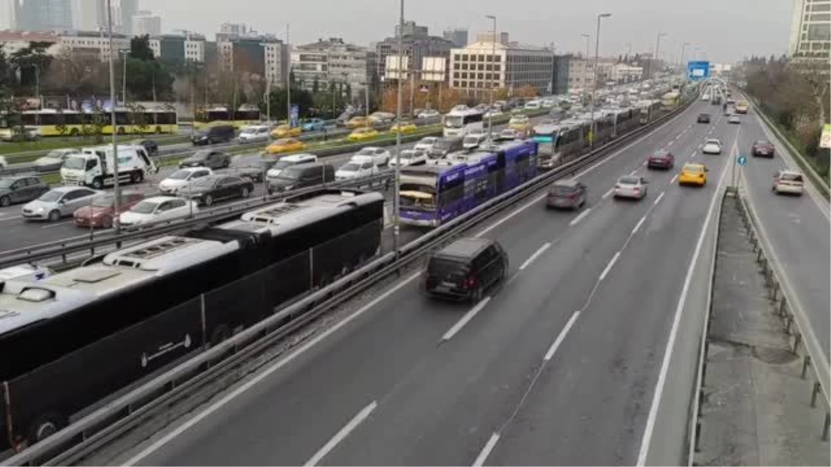 Mecidiyeköy\'de metrobüs yoğunluğu