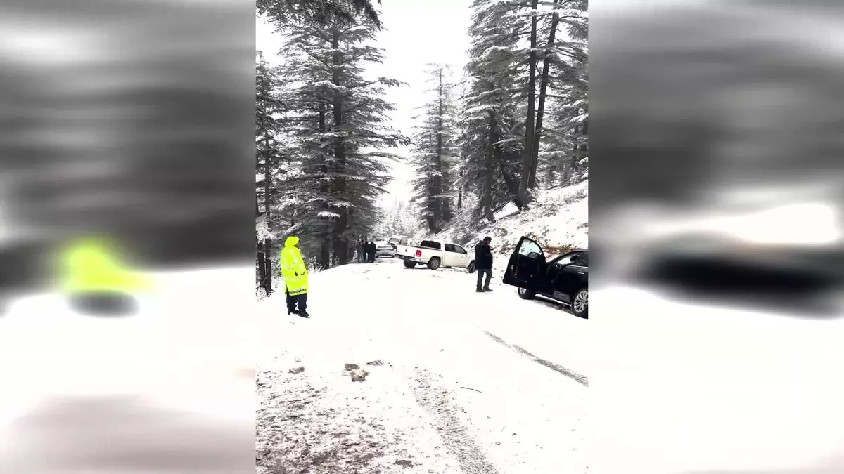 Mersin Büyükşehir Ekipleri, Yolda Kalan 6 Araç ve 1 Ambulansı Kurtardı