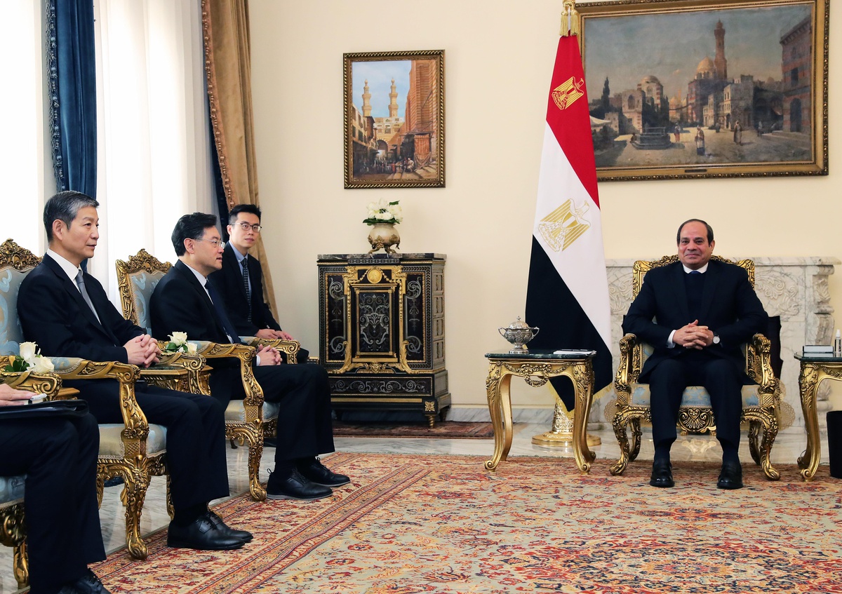 Mısır Cumhurbaşkanı Es-Sisi, Çin Dışişleri Bakanı Qin ile Görüştü