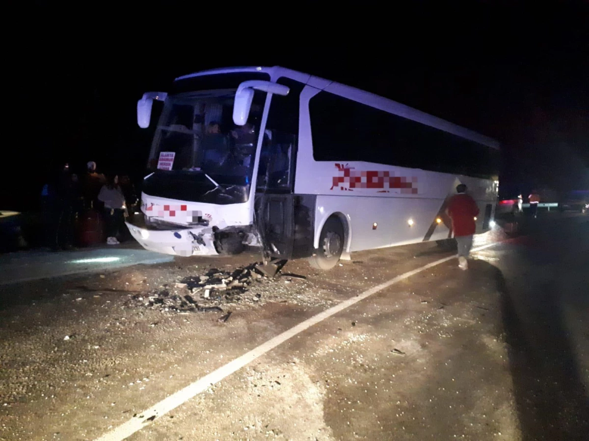 Muğla\'da otobüsle otomobilin çarpışması sonucu 2 kişi yaralandı