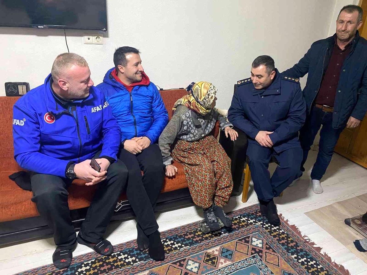 Bilecik\'te kaybolan alzheimer hastası yaşlı kadın jandarma ekiplerince ormanlık alanda bulundu