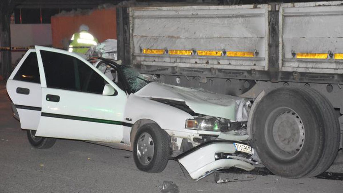 Park halindeki tıra çarpan otomobil kağıt gibi ezildi! Sıkışan şoför hayatını kaybetti