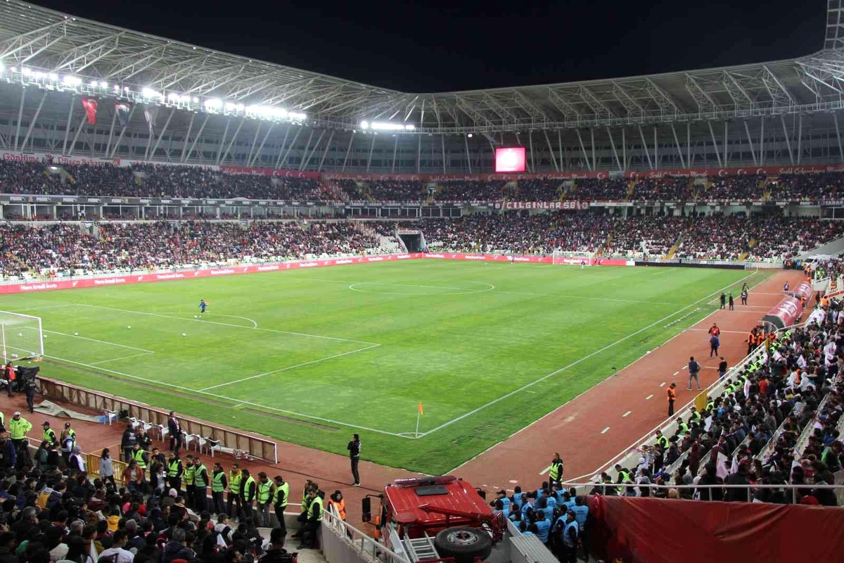 Sivassporlu taraftarlardan stadyum tepkisi!