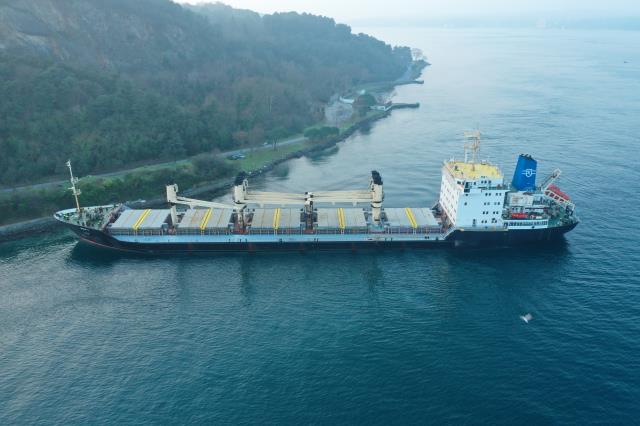 Son Dakika! Ukrayna'dan İstanbul'a gelen yük gemisi Boğaz'da karaya oturdu, deniz trafiği askıya alındı