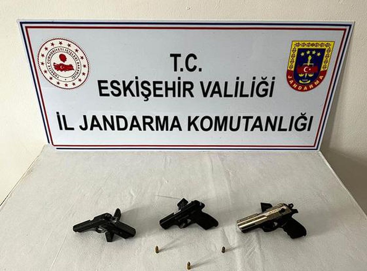 Şüphelenilen şahsın evinden 3 adet tabancı çıktı