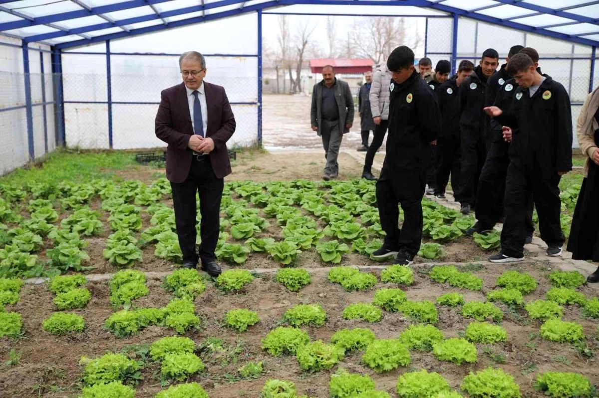 Niğde Milli Eğitim Müdürü Yaşar, tarım lisesi öğrencileriyle buluştu