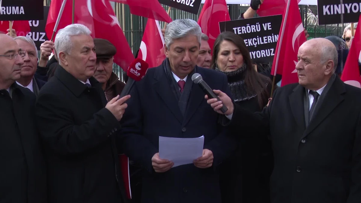 Türkiye Emekli Astsubaylar Derneği, İsveç Büyükelçiliği\'ne Siyah Çelenk Bıraktı