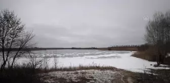 Ukrayna'da Harkiv bölgesi sakinleri buzla kaplı gölde balık tutarak savaşın stresini atmaya çalışıyor