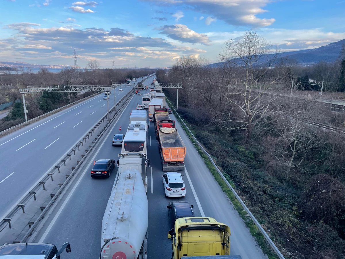 Anadolu Otoyolu\'nda 8 aracın karıştığı zincirleme kazada 1 kişi yaralandı