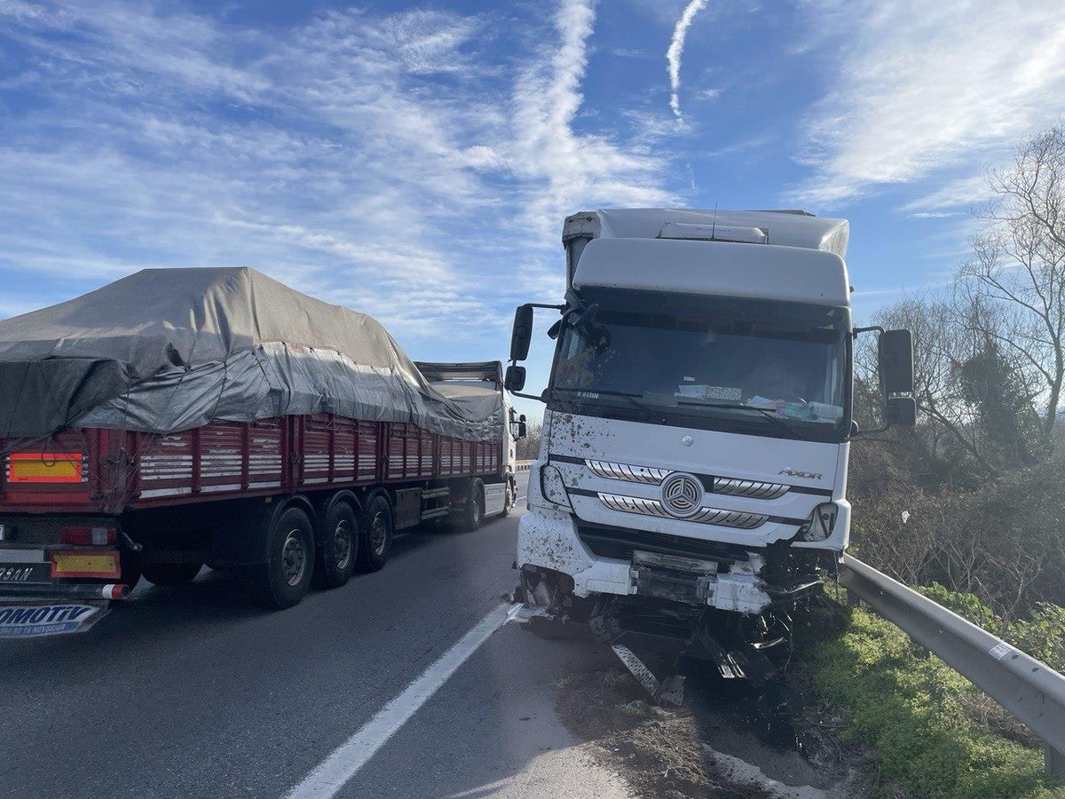 Anadolu Otoyolu\'nda tırın 5 otomobile çarptığı kazada 1 kişi öldü, 1 kişi yaralandı
