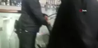 Ayağı yürüyen merdivene sıkışan kedi böyle kurtarıldı
