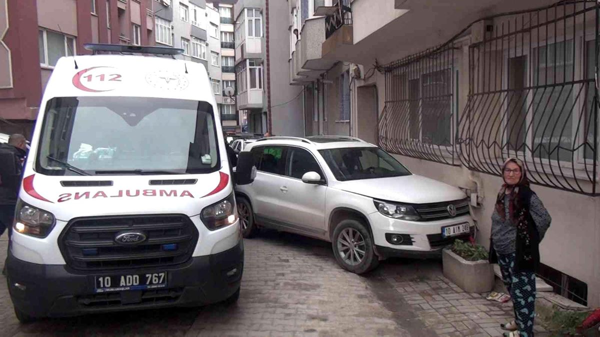 Bandırma\'da trafik kazası: Doğalgaz hattı borusuna çarptı