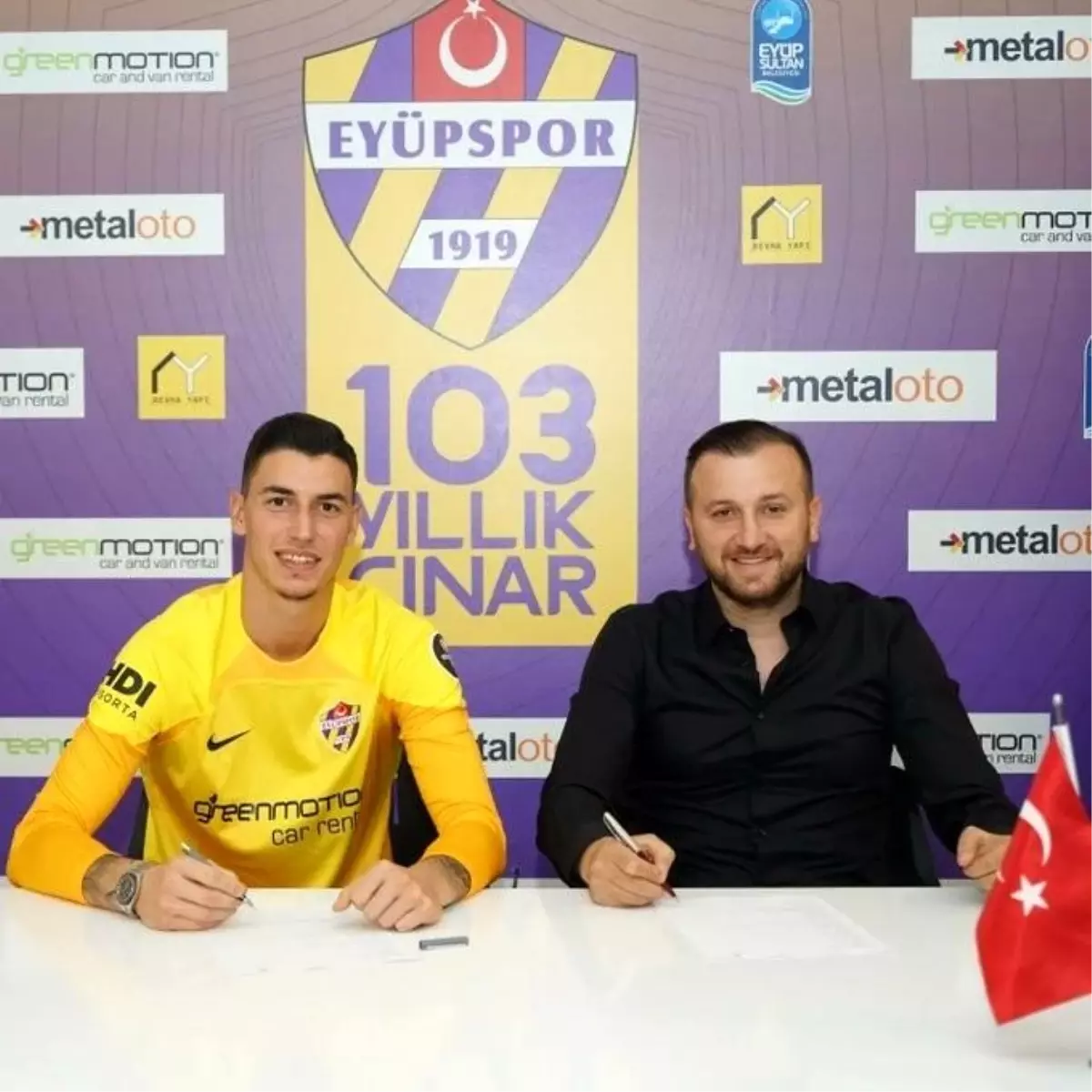 Berke Özer, Eyüpspor\'a imzayı attı, Ümraniyespor\'a kiralandı