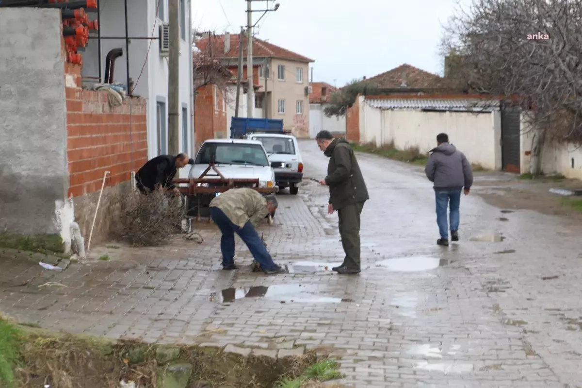 Burhaniye Belediyesi Ekipleri Sağanak Yağışa Karşı Sahadaydı