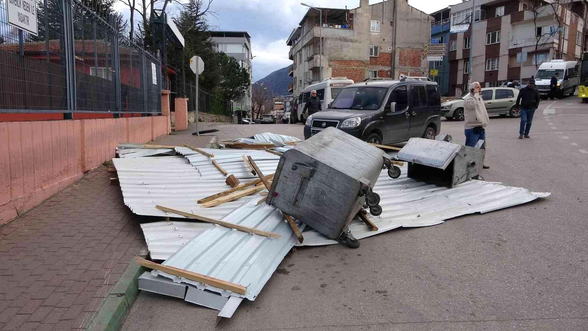 Bursa\'da fırtına hayatı felç etti: Ağaçlar devrildi, otluk alan yangını depoya sıçradı