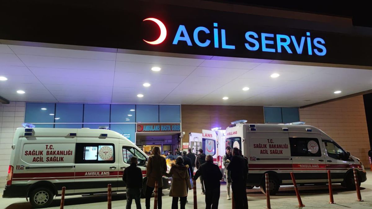 Bursa\'da işçi servisi ile tırın çarpıştığı kazada 6 kişi yaralandı