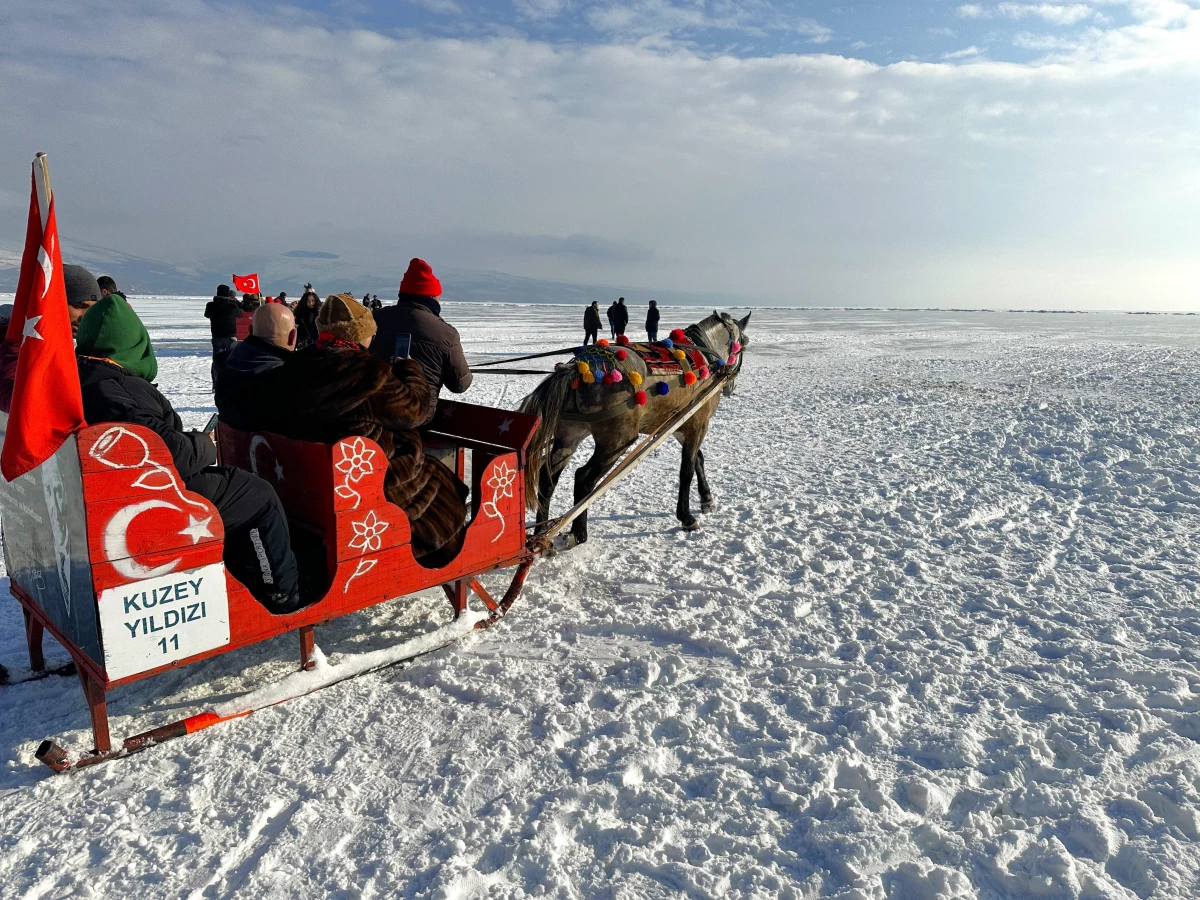 Buzla kaplı Çıldır Gölü\'ne gelen turistler eğlenceli zaman geçiriyor