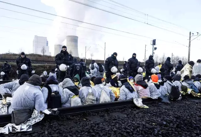 Çevre aktivisti Greta Thunberg maden bölgesinden yaka paça uzaklaştırıldı