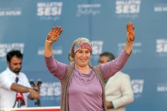 CHP'nin Balıkesir mitinginde konuşan pazarcı kadın ve eşi AK Parti'ye üye oldu
