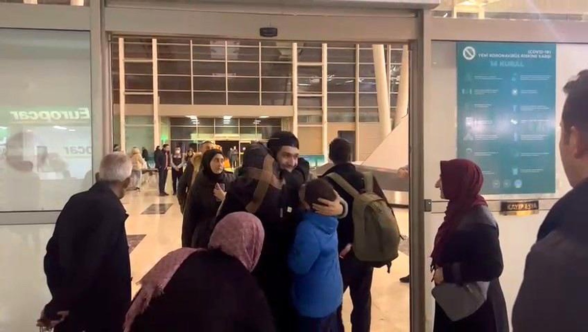 Güney Kore\'de bırakmak zorunda kaldığı oğlunu 8 yıl sonra kucakladı