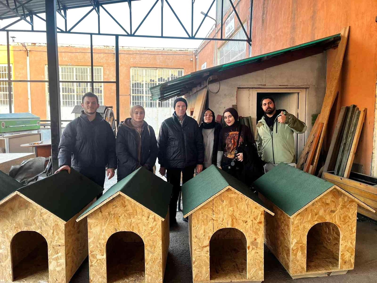 Hayır panayırda toplanan parayla 10 adet kedi ve köpek kulübesi yapıldı