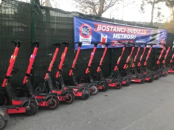 KADIKÖY'DE KALDIRIMLARI İŞGAL EDEN SKUTERLAR TOPLANMAYA BAŞLADI