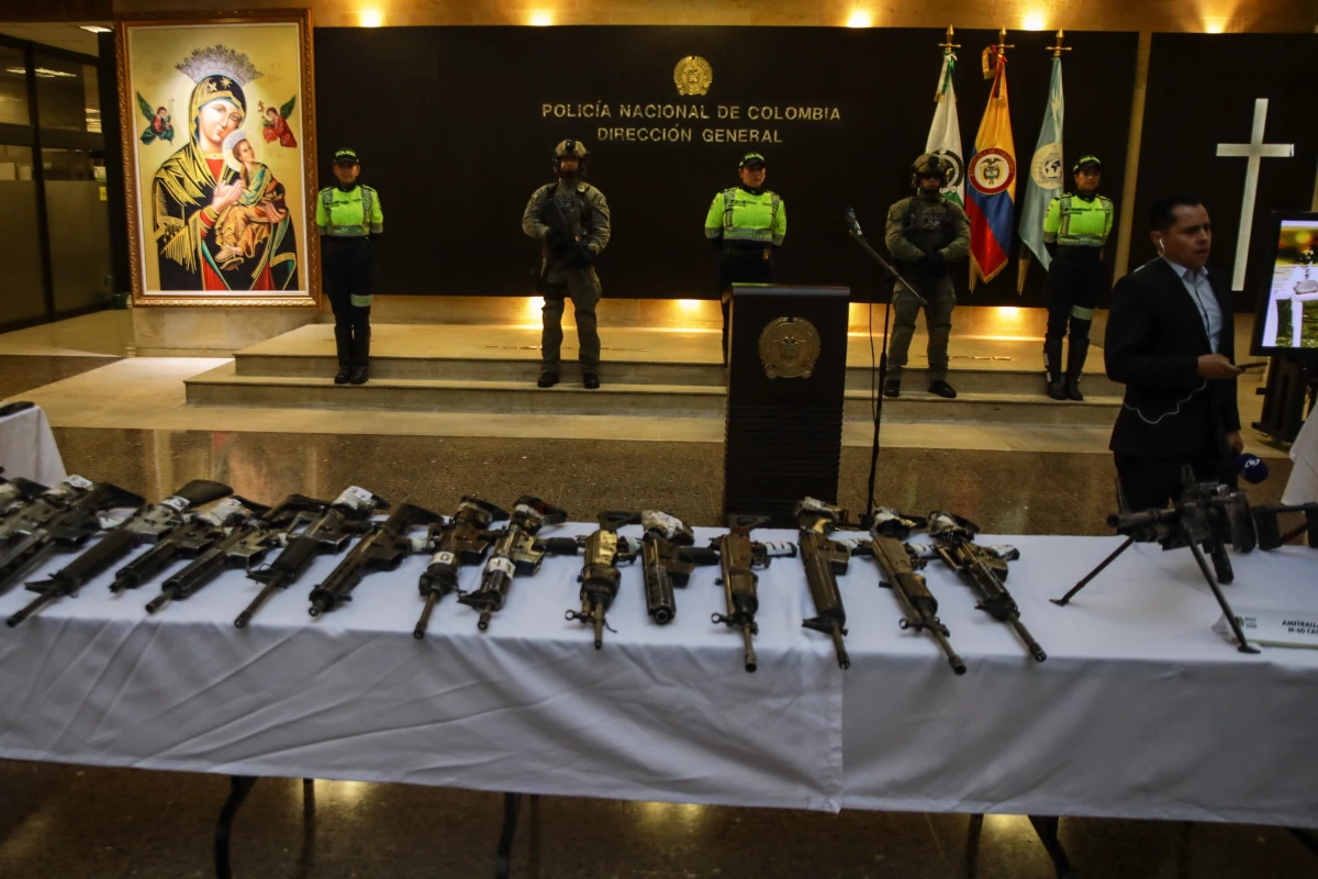 Kolombiya\'da düzenlenen operasyonda çok sayıda silah ve mühimmat ele geçirildi
