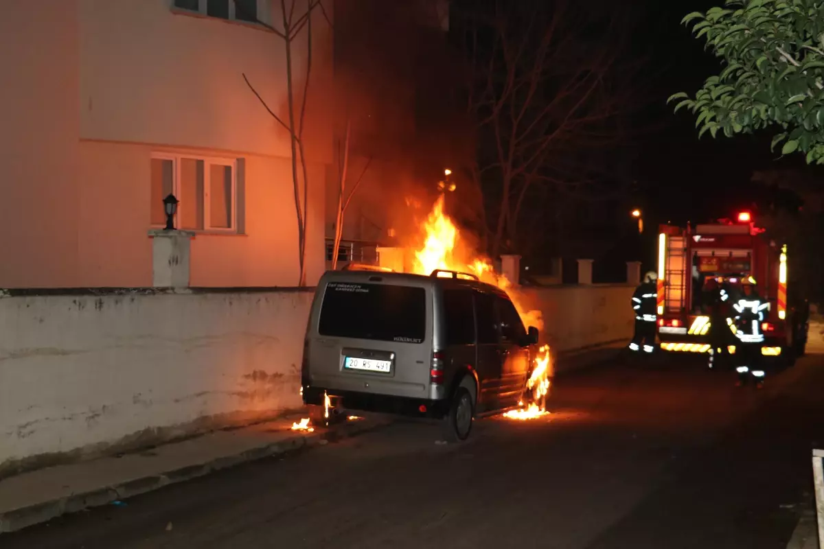 Kundaklanan otomobil kullanılamaz hale geldi