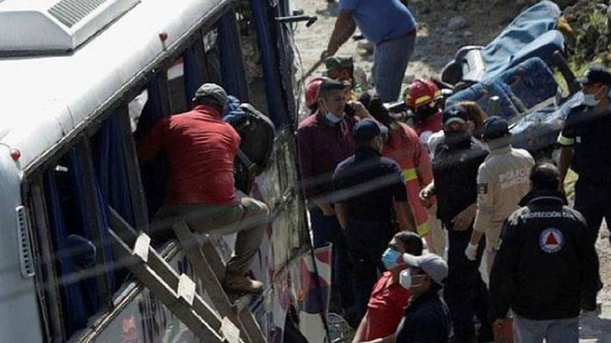 Meksika'da minibüs uçuruma yuvarlanınca facia yaşandı: 3 kişi öldü, 35 kişi yaralandı