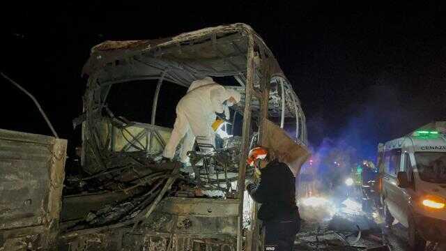 Mersin'de otobüs tıra arkadan çarptı: 3 ölü, 37 yaralı