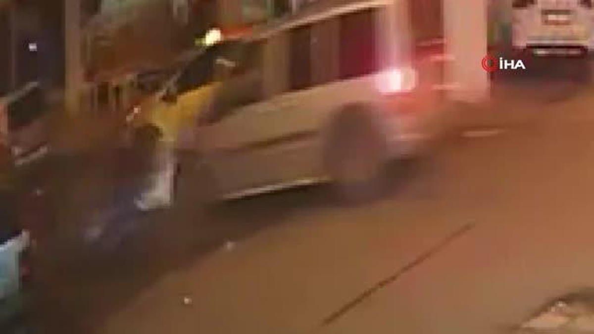 Motosikletlinin yola savrulduğu kaza kamerada