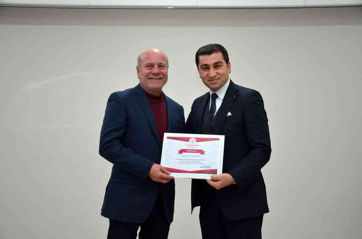 Müdür Dr. Damkacı\'dan iki sağlık görevlisine teşekkür belgesi verdi