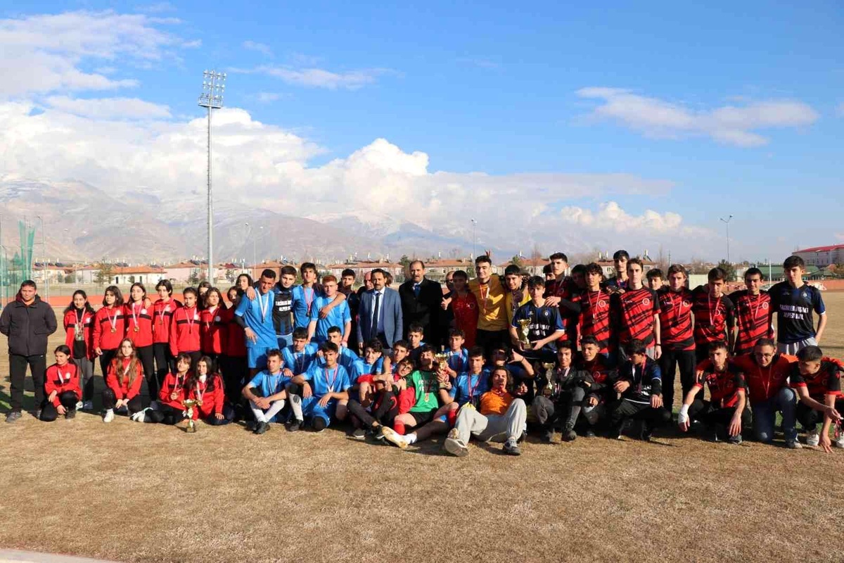 Okul Sporları Futbol müsabakaları tamamlandı