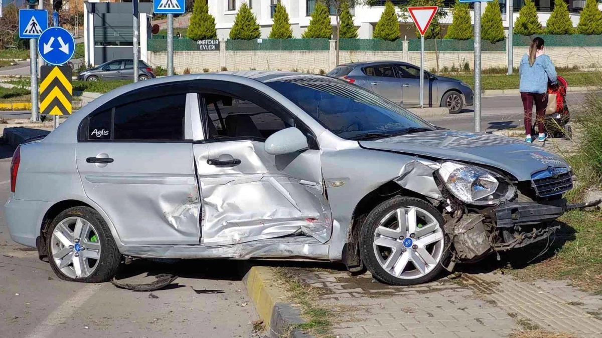 Samsun\'da kavşakta iki otomobil çarpıştı: 4 yaralı