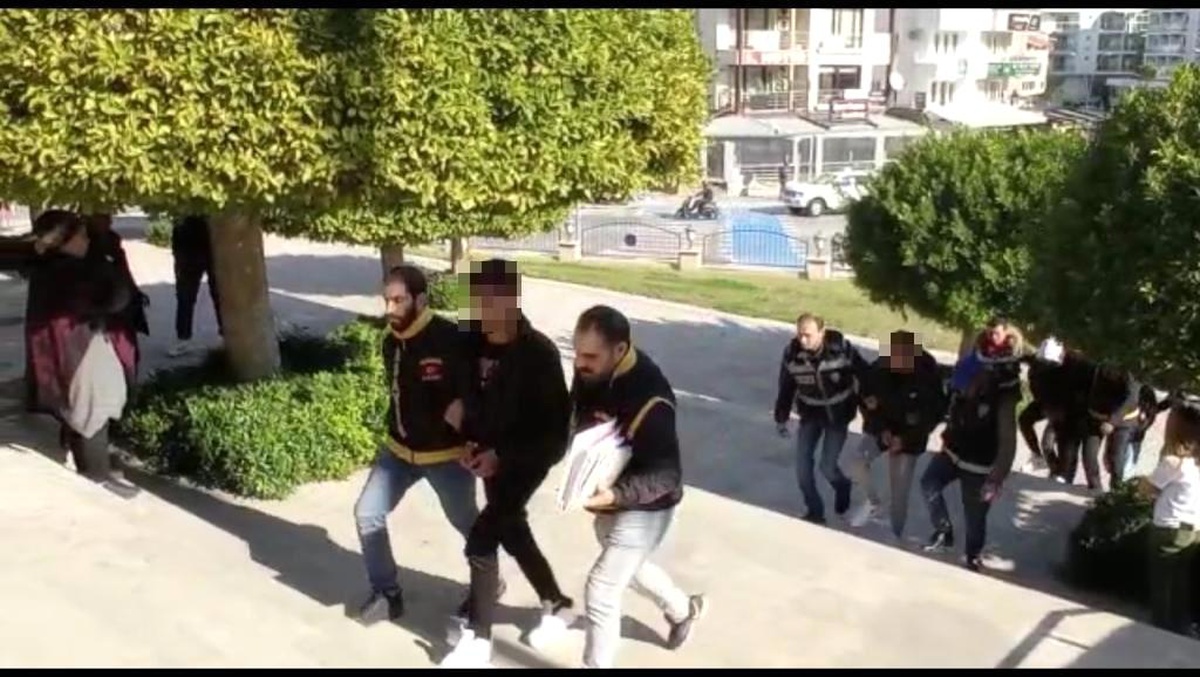 Selam kavgasında kafasından silahla yaralandı