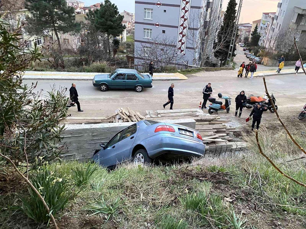 Sinop\'ta otomobil boşluğa düştü: 2 yaralı