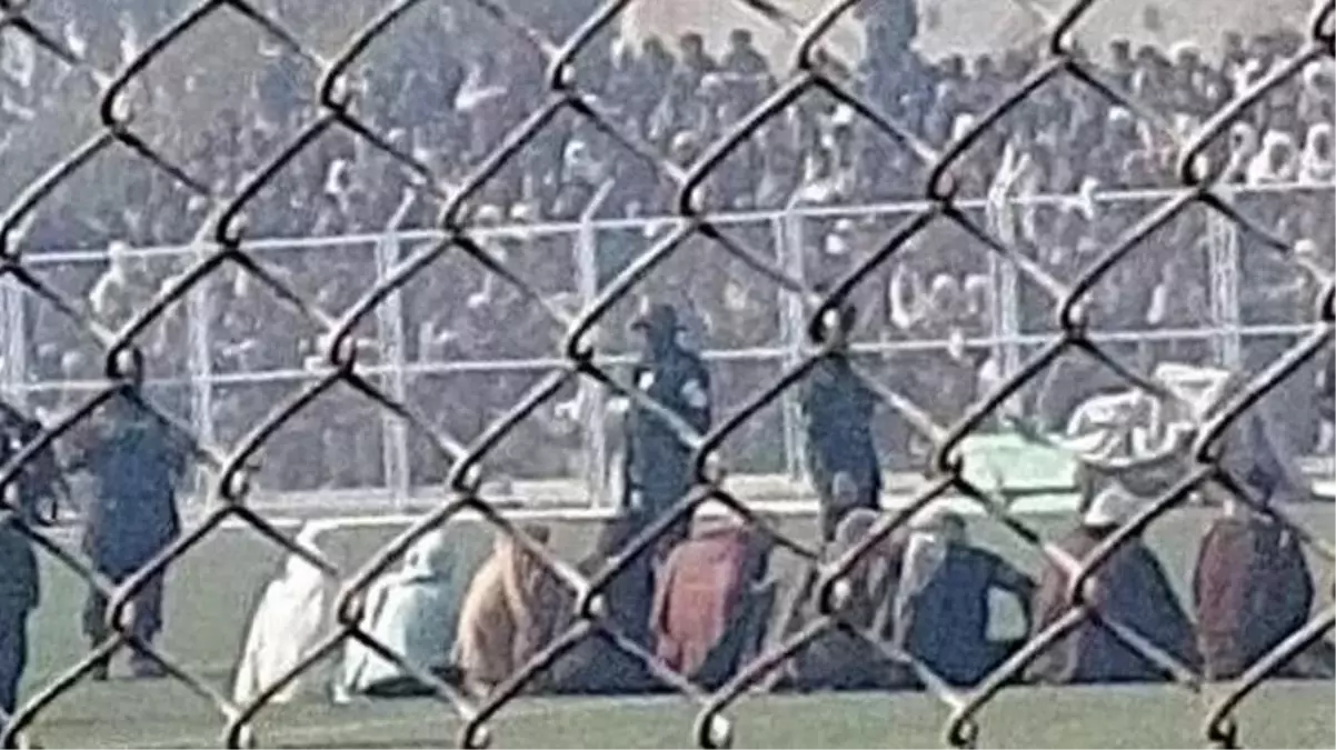 Ülke iyice zıvanadan çıktı! 9 adamın cezasını hınca hınç dolu futbol stadyumunda kestiler