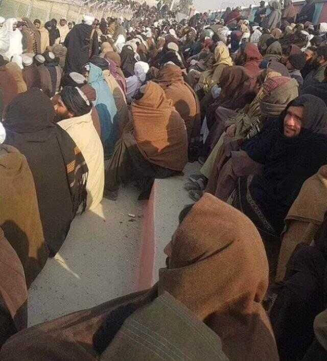 Taliban'dan insanlık dışı ceza! 9 erkeği yüzlerce futbol seyircisinin gözleri önünde kırbaçladılar