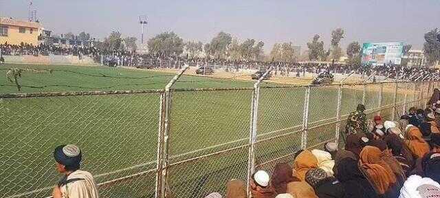 Taliban'dan insanlık dışı ceza! 9 erkeği yüzlerce futbol seyircisinin gözleri önünde kırbaçladılar