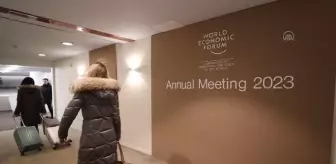 Türk sanatçı Refik Anadol'un yapay zeka destekli illüstrasyonu Davos'ta sergileniyor