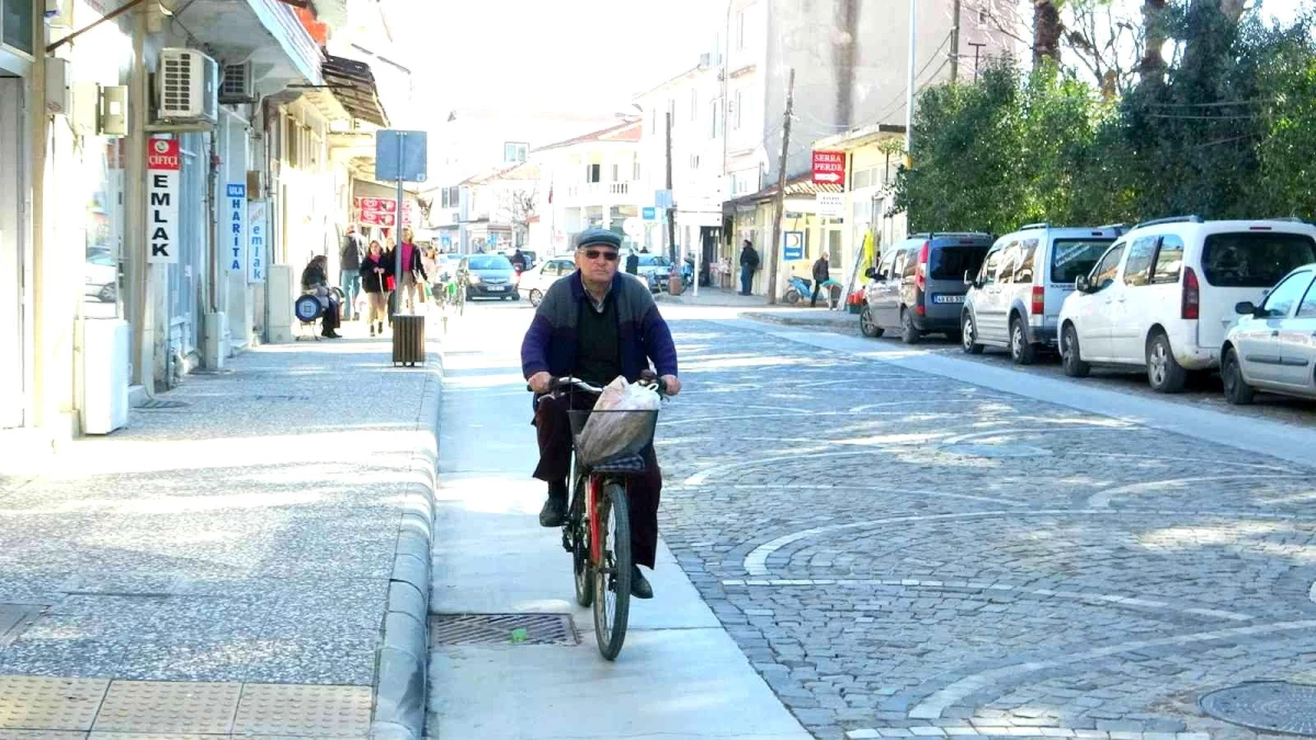 Ula\'da 7\'den 70\'e vatandaşlar bisiklet kullanıyor