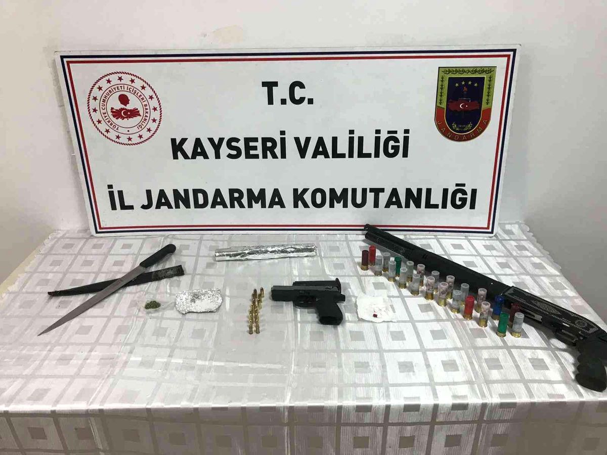 Zehir taciri jandarmadan kaçamadı