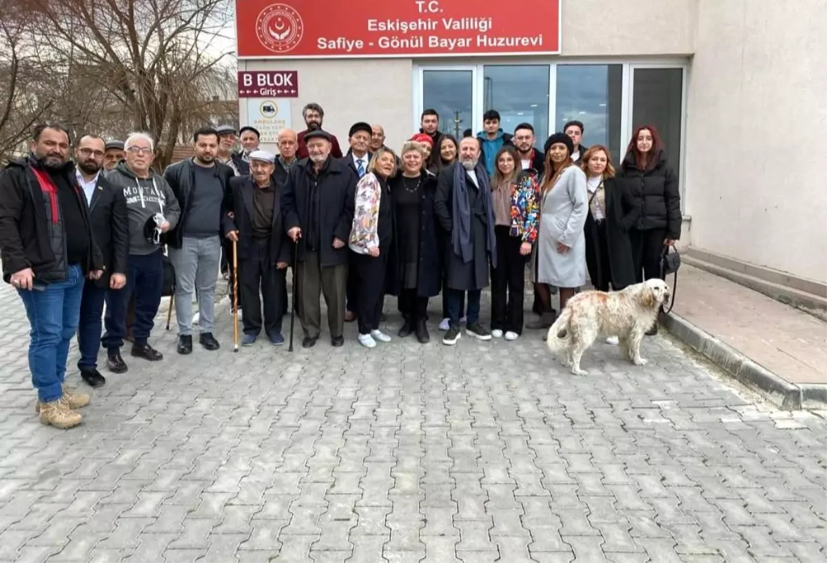 12 kuaför ve berber huzurevini ziyaret edip yaşlıların saçlarına bakım yaptı